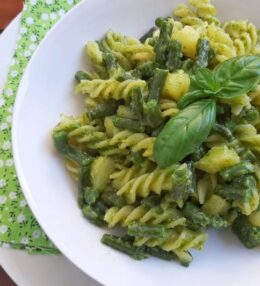 Fusilli di quinoa al pesto di mandorle, patate e fagiolini